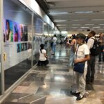 El vitíligo convertido en arte toma el metro de la Ciudad de México y concientiza a la población.